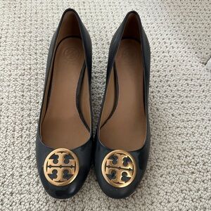 Tory Burch Benton 50MM pump in navy.